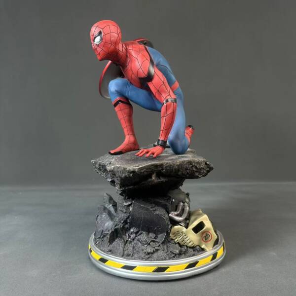 Spider-Man holding the shield scene GK model statue in resin figurine form  H=37CM - 图片 4