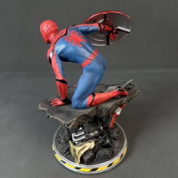Spider-Man holding the shield scene GK model statue in resin figurine form  H=37CM - 图片 5