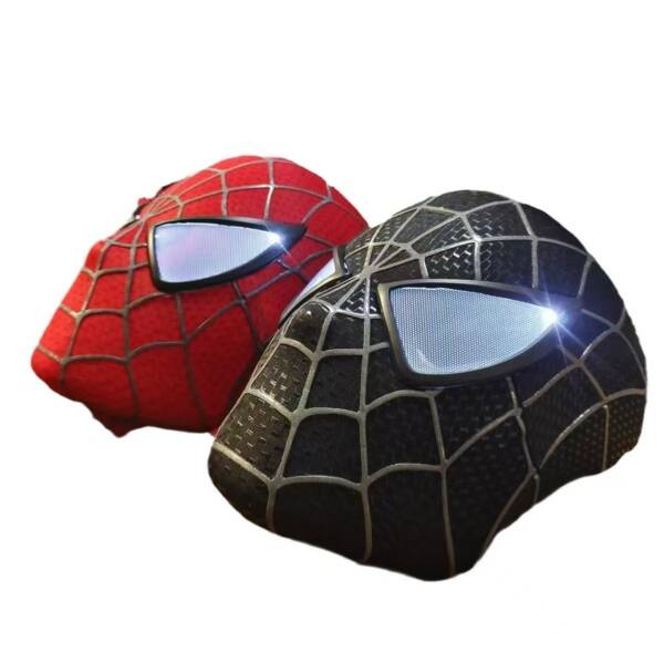 The original Spider-Man mask was handmade by Tobey Maguire using silk threads.