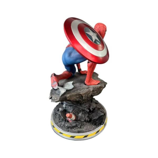 Spider-Man holding the shield scene GK model statue in resin figurine form  H=37CM - 图片 6