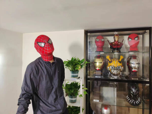 The original Spider-Man mask was handmade by Tobey Maguire using silk threads. - 图片 11
