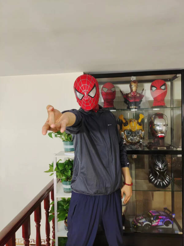 The original Spider-Man mask was handmade by Tobey Maguire using silk threads. - 图片 12