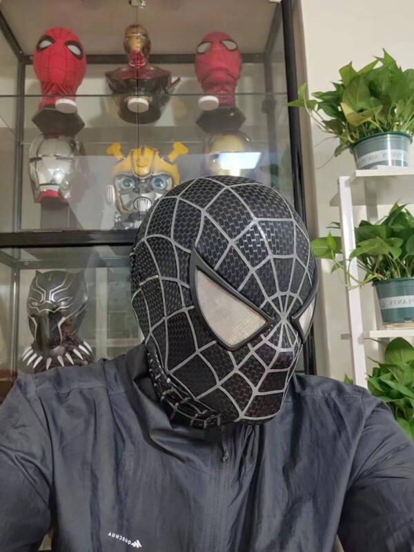 The original Spider-Man mask was handmade by Tobey Maguire using silk threads. - 图片 13